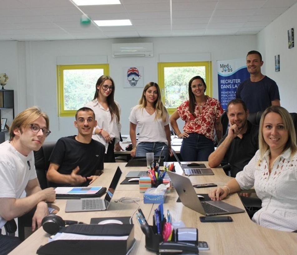 L'équipe de Med&Jobs, basée à Gaillac (Tarn) autour de ses deux gérants Arnaud et Andréa Corbière (assis à droite). (Photo : Med&Jobs)