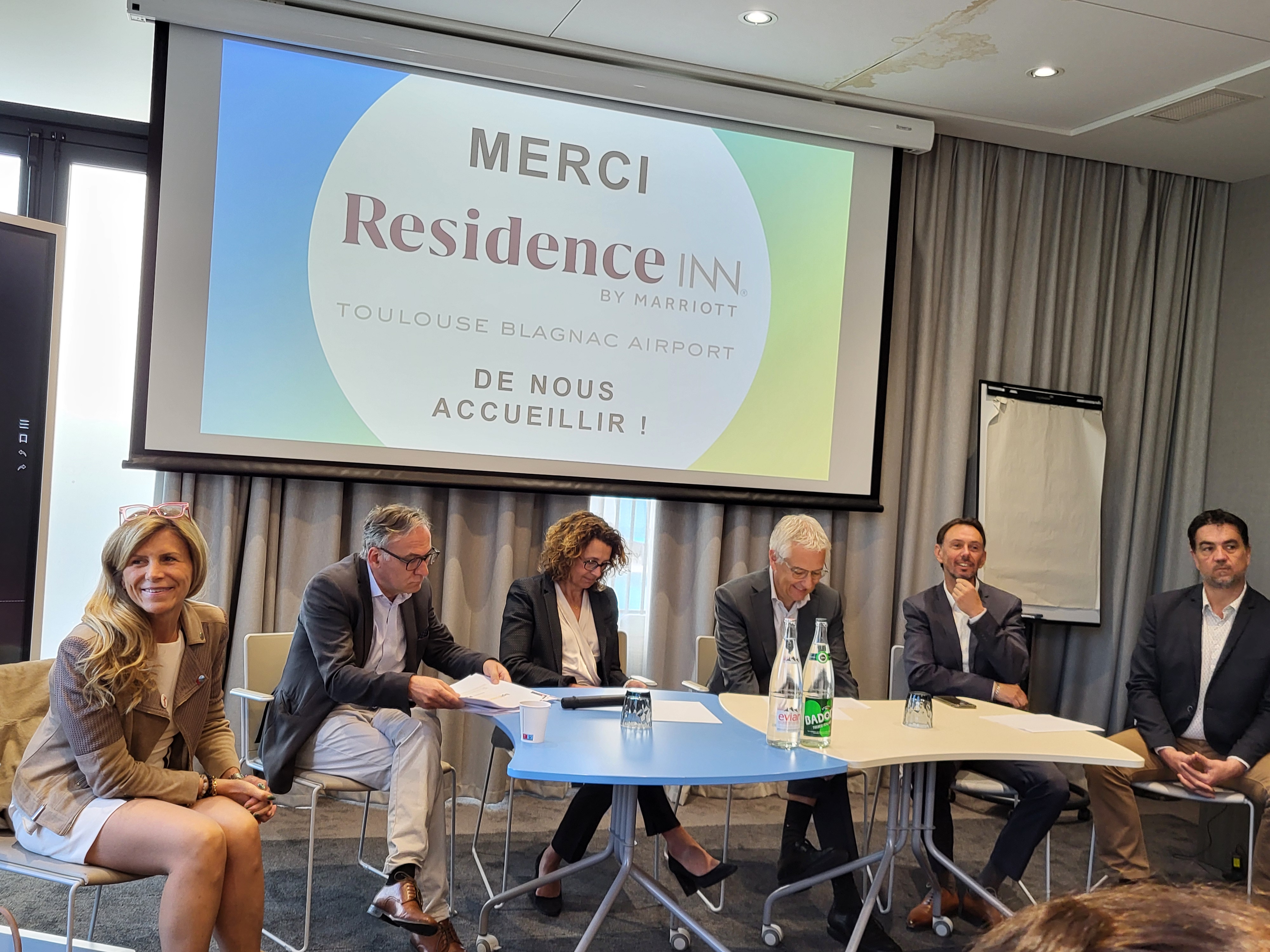 De gauche à droite : Valérie Jimenez (présidente déléguée du Medef de Haute-Garonne), François Mouchonnier (directeur administratif et financier du Groupe Parera), Laure Mulin (présidente de la Chambre régionale des commissaires aux comptes), Gérard Désarmaux (directeur des services économiques de la Banque de France), Xavier Affre (directeur green, prospective et partenariats BDR à la Caisse d'Epargne Midi-Pyrénées) et Romain Parouti (dirigeant de Verteus). (Photo : Anthony Assémat - Entreprises Occitanie)