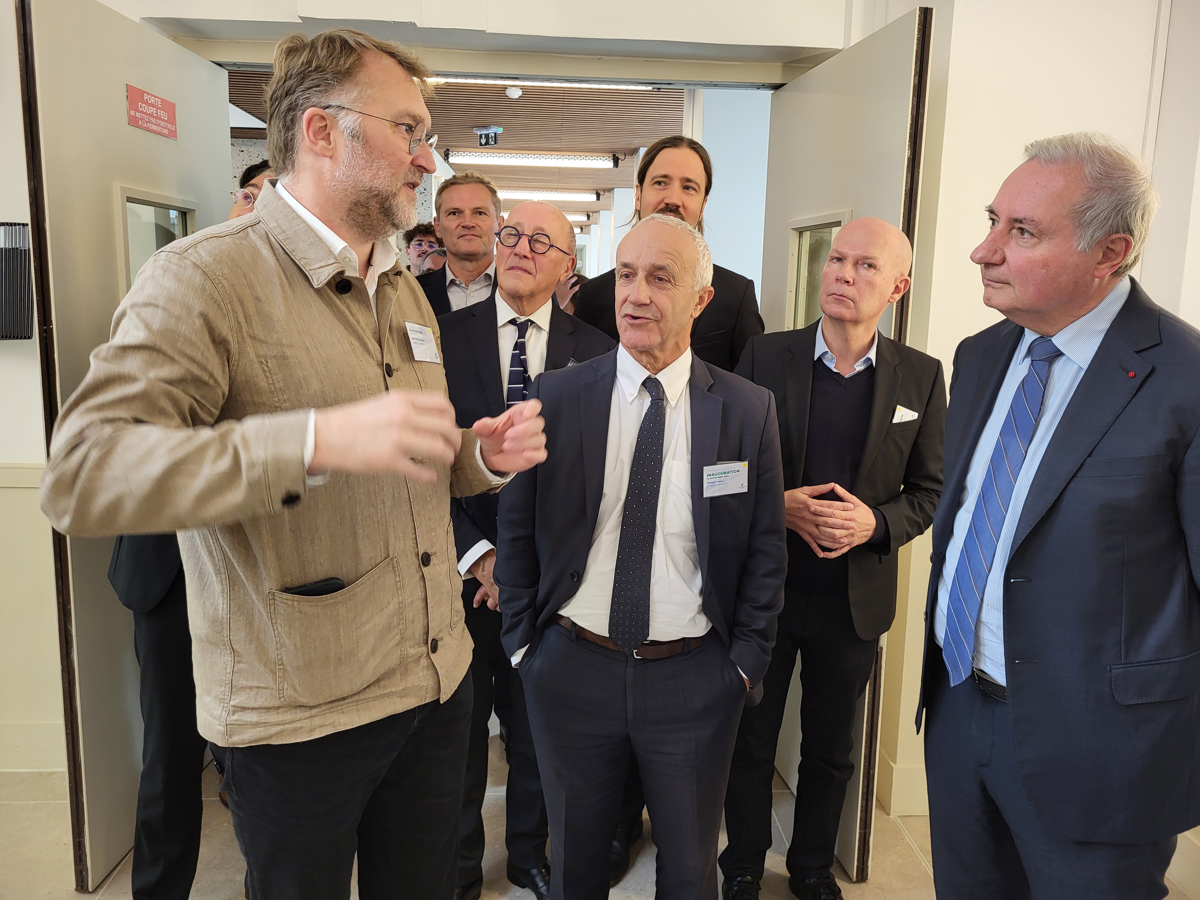 L'architecte Jérémie Harter (à gauche) explique le projet de modernisation au maire de Toulouse Jean-Luc Moudenc (à droite), sous les yeux de Rémi Feredj, directeur général de La Poste Immobilier (au milieu). (Photo : Anthony Assémat - Entreprises Occitanie)