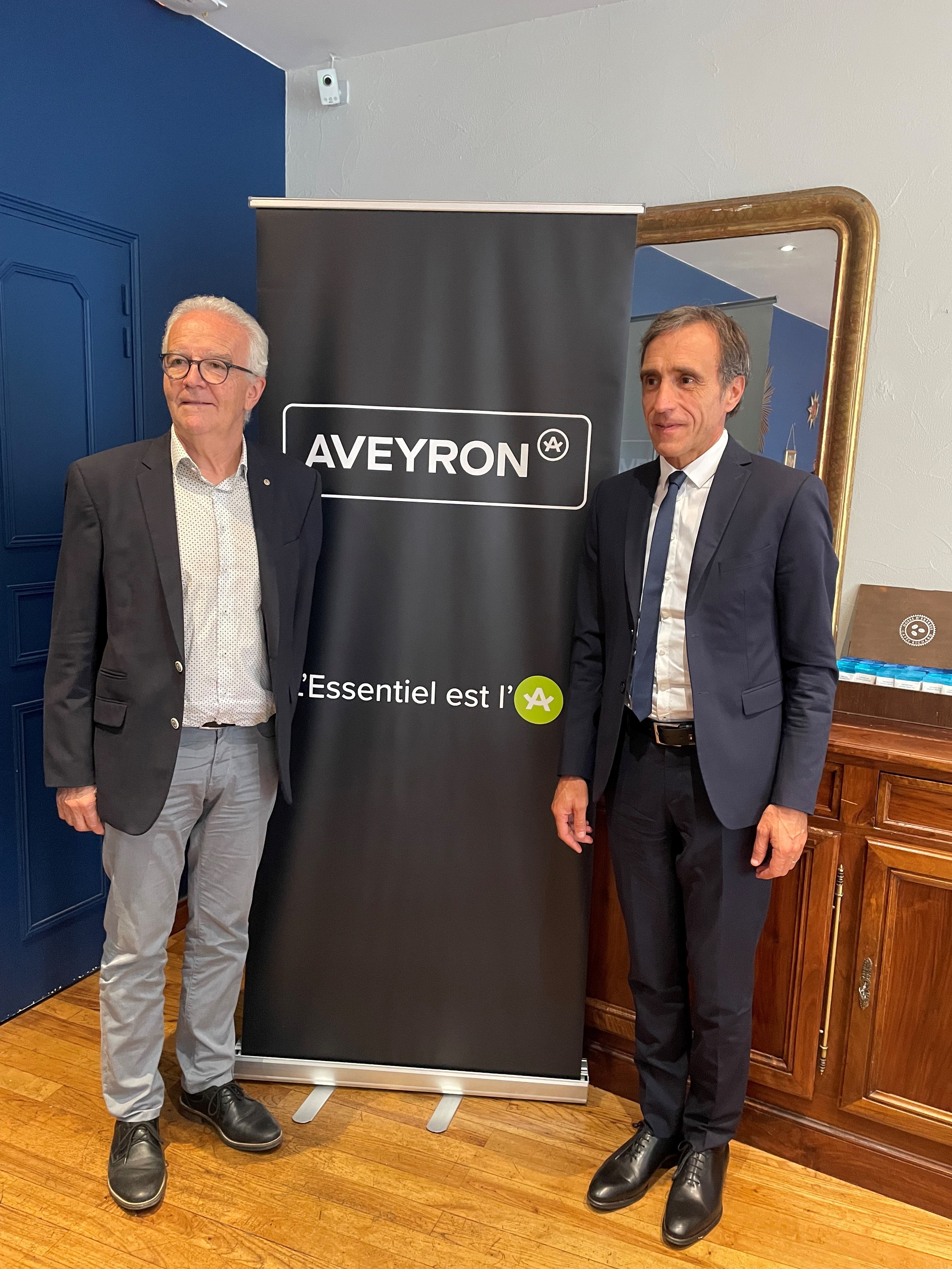 De gauche à droite : Jean-Luc Calmelly (président de l'agence Aveyron Attractivité Tourisme) et Arnaud Viala (président du Département de l'Aveyron). (Photo : DR)