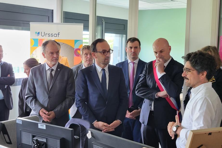 Le ministre des Comptes publics Thomas Cazenave (au centre) s'est rendu dans les locaux de l'Urssaf de Labège, près de Toulouse, vendredi 24 mai 2024, pour parler IA dans les services publics. (Photo : Anthony Assémat - Entreprises Occitanie)