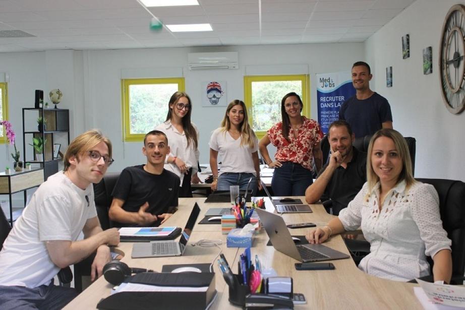 L'équipe de Med&Jobs, basée à Gaillac (Tarn) autour de ses deux gérants Arnaud et Andréa Corbière (assis à droite). (Photo : Med&Jobs)