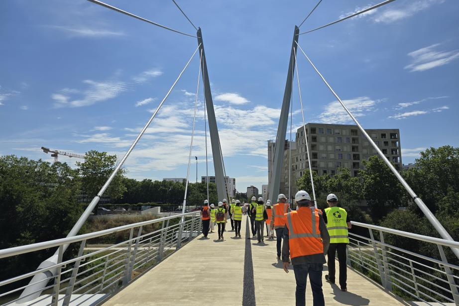 La passerelle Anita Conti à Toulouse sera accessible à partir du samedi 22 juin 2024, mais elle sera temporairement fermée du 14 juillet au 15 août afin de finaliser la pose de la résine anti-dérapante. (Photo : Dorian Alinaghi - Entreprises Occitanie)