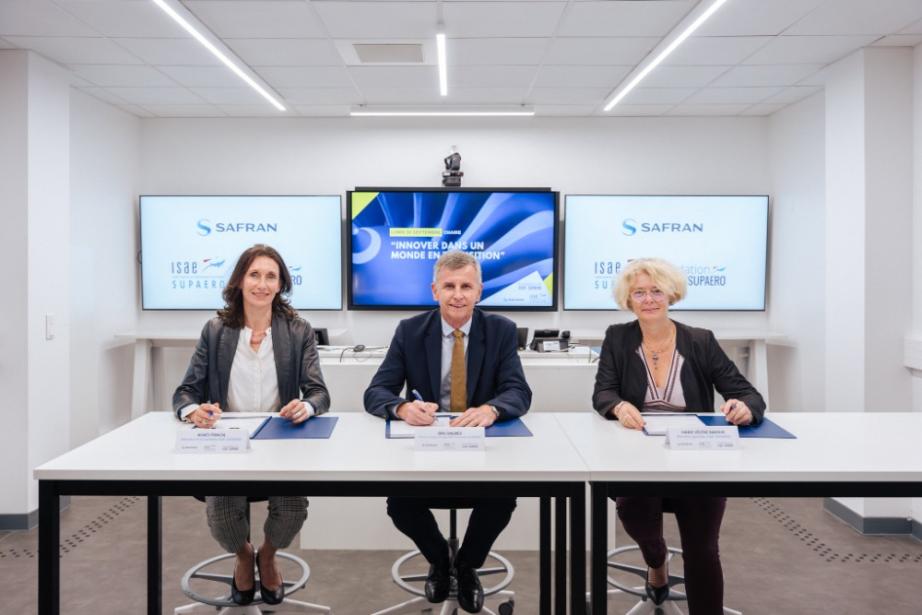 De gauche à droite : Agnès Trincal (directrice de la fondation ISAE-SUPAERO), Eric Dalbiès (directeur groupe stratégie technologie et innovation Safran) et Marie-Hélène Baroux (directrice générale de l'ISAE-SUPAERO. (Photo : Safran)