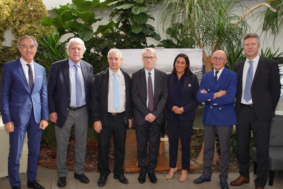 De gauche à droite : Eric Ducournau (directeur général des laboratoires Pierre Fabre), Alain Chatillon (sénateur de Haute-Garonne), André Mandement (président de la communauté d'agglomération du Muretain et maire de Muret), Jean-Luc Blondel (sous-préfet de Muret), Nadia Bakiri (conseillère régionale d’Occitanie), Jean-Louis Chauzy (président du Ceser Occitanie) et Florent Tronquit (directeur supply chain des laboratoires Pierre Fabre. (Photo : Pierre Fabre)