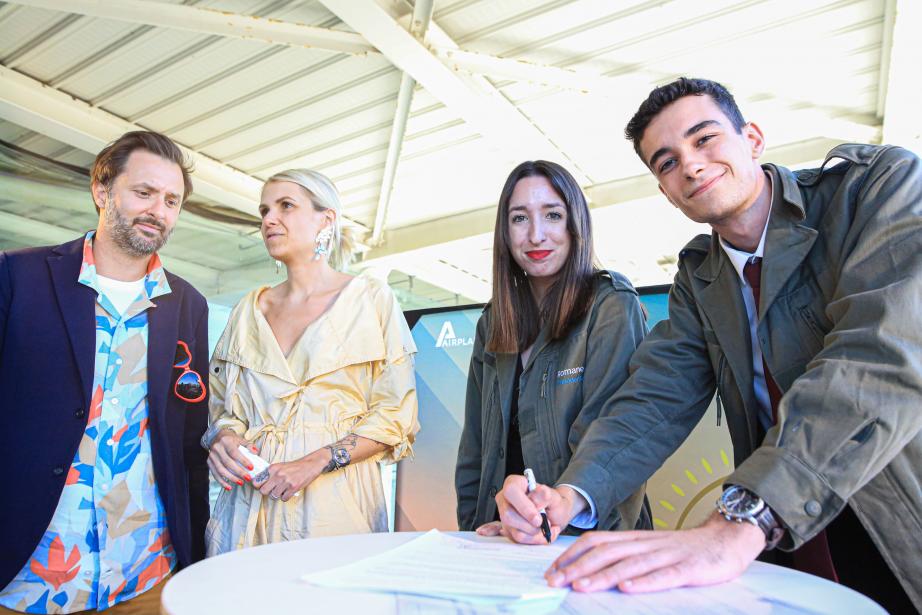 Victor Pouille, président de la junior entreprise de TBS, signant le partenariat lors de la Summer Party