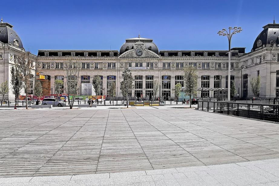 Le parvis de la gare Matabiau à Toulouse a récemment été remis à neuf, dans l'optique d'accueillir la troisième ligne de métro de la Ville rose