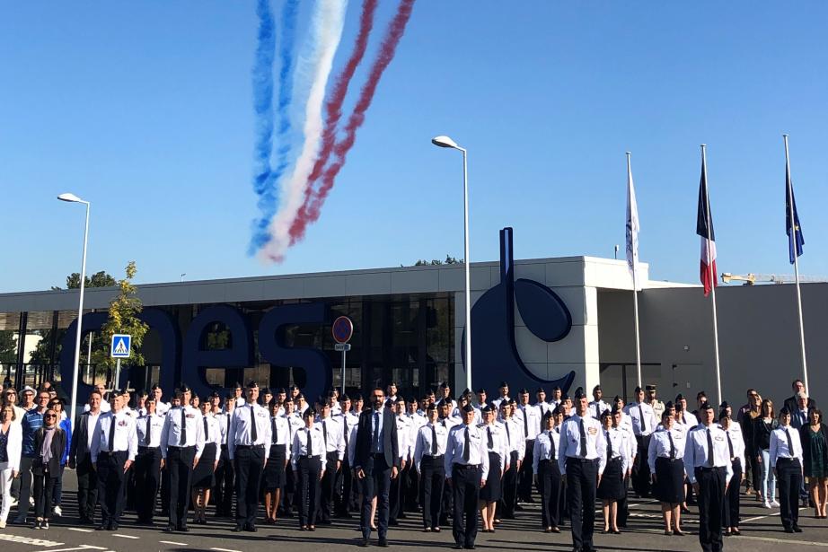 La Patrouille de France survole le Cnes et le Commandement de l'espace