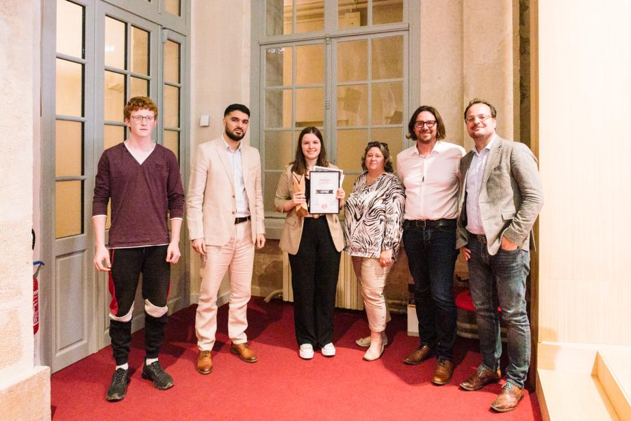 Célia Costes (au centre) en compagnie de ses tuteurs. (Photo : France Qualité)