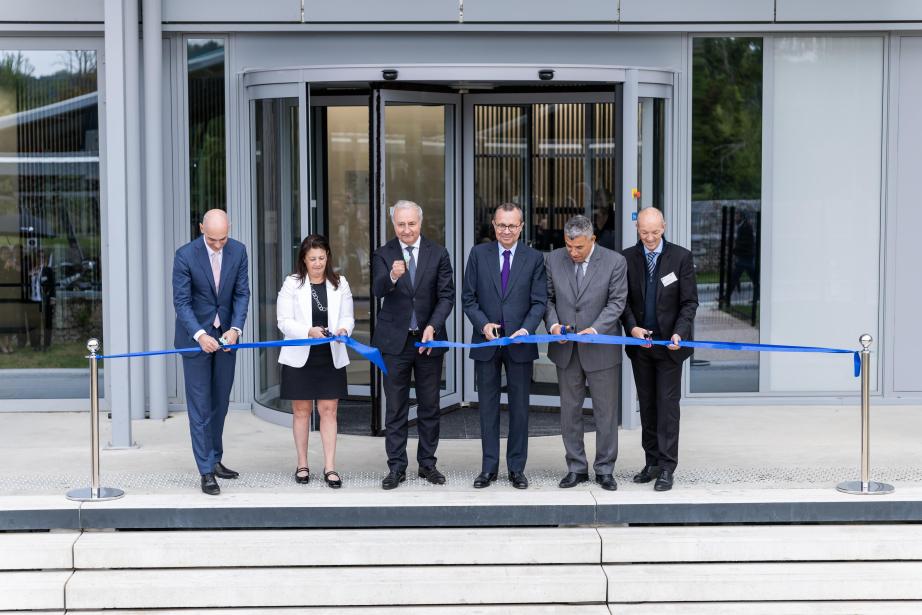 Christian Wojczewski, Linda Zuckerman, Jean-Luc Moudenc, Pierre-André Durand, Jalil Benabdillah et Craig Johnstone (de gauche à droite) coupent le ruban de la nouvelle installation de Just – Evotec Biologics à Toulouse. ( Photo : Nicolas Portes)