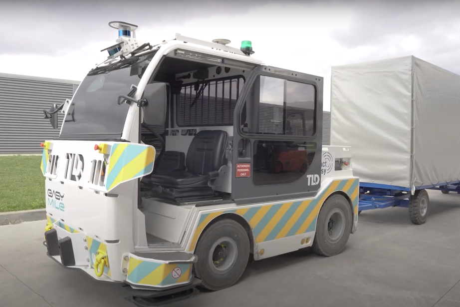 Le tracteur de remorquage autonome EZTow, développée par la co-entreprise TractEasy, dont fait partie le Toulousain EasyMile, va être utilisé par Bosch dans l'une de ses usines en Roumanie. (Photo : TractEasy)