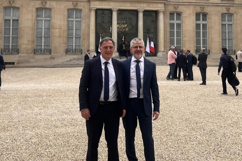 Michael Toplis, le président de l'Université de Toulouse (à gauche) lors de sa visite au Palais de l'Elysée, mardi 21 mai 2024. (Photo : Université de Toulouse)