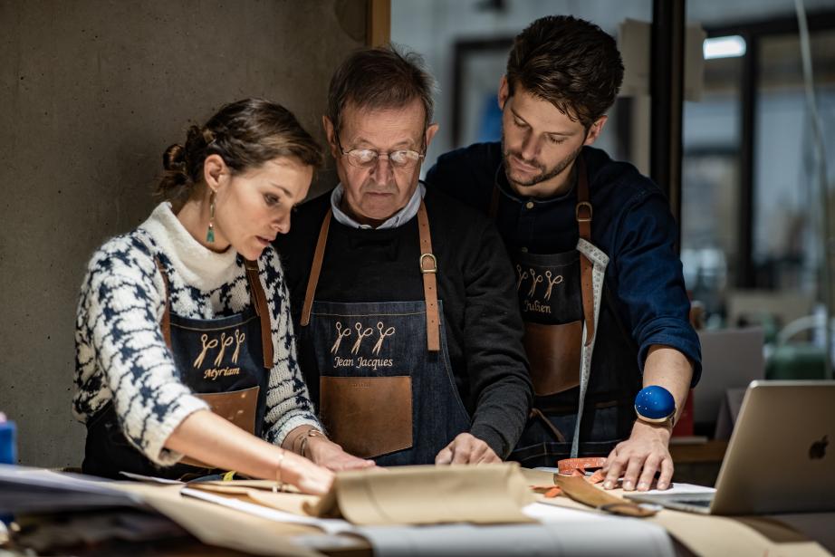 Myriam et Julien Tuffery, PDG de l'Atelier Tuffery, entourent Jean-Jacques Tuffery, maître tailleur-confectionneur. (Photo Atelier Tuffery)