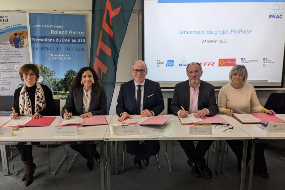 Signature de la convention de lancement, de gauche à droite : Katy Dufour, proviseure du Lycée Roland Garros, Maria Teresa Pedra Bruñó, directrice des ressources humaines d’ATR, Olivier Chansou, directeur général de l’ENAC, Jean-Noël Laval, directeur de la Fondation ENA, Gisèle Estival, proviseure du Lycée Eugène Montel. (Photo Enac)