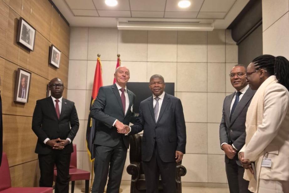 Patrick Bénichou, Président de Meteo France International et le Président de la République d’Angola, S.E.M. João Lourenço lors de la signature du contrat ANGoMET à Paris le 17 janvier 2025. (Photo MFI)