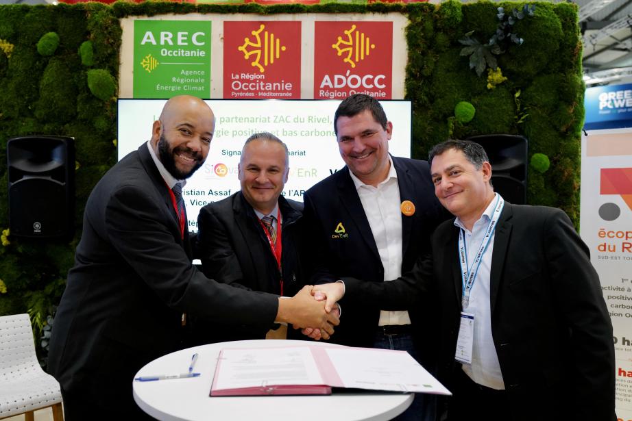 De gauche à droite : Pascal Chicot, vice-président de la communauté de l’agglomération du Sicoval en charge de l’énergie, la biodiversité et le programme alimentaire de territoire, Christian Assaf, président de l’AREC, l’Agence Régionale de l’Énergie et du Climat, Stéphane Bozzarelli, président de DEV’EnR, Alexis Bouanani, directeur de Volterres. (Photo : Frédéric Scheiber / AREC)