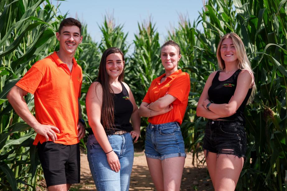 Le Pop Corn Labyrinthe d'Ibos (Hautes-Pyrénées) est un régal pour les familles mais surtout un projet entrepreneurial en famille ! De gauche à droite, Aurélien, Marlène, Blandine et Victoria Abadie. (Photo : Pop Corn Labyrinthe)