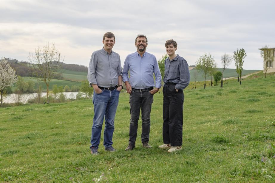 De gauche à droite : Jonah (directeur du pole agronomique), Michael (fondateur de Nataïs) et Célia Ehmann (chargée du pôle développement). (Photo : Micromu)