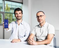 Nicolas Ricard et Nicolas Michel, co-gérants d'Axonaut, densifient leur offre avec la possibilité de créer un Compte Pro pour gérer l'ensemble des finances des TPE et des petites PME. (Photo : Axonaut/Julie Cousse)