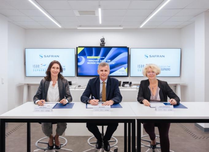 De gauche à droite : Agnès Trincal (directrice de la fondation ISAE-SUPAERO), Eric Dalbiès (directeur groupe stratégie technologie et innovation Safran) et Marie-Hélène Baroux (directrice générale de l'ISAE-SUPAERO. (Photo : Safran)