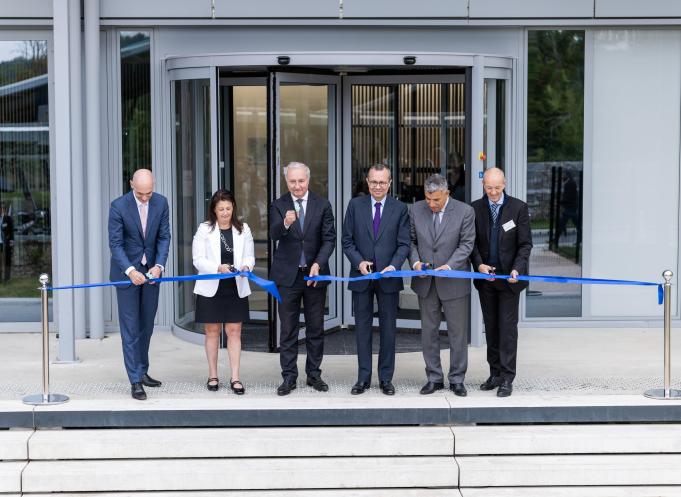 Christian Wojczewski, Linda Zuckerman, Jean-Luc Moudenc, Pierre-André Durand, Jalil Benabdillah et Craig Johnstone (de gauche à droite) coupent le ruban de la nouvelle installation de Just – Evotec Biologics à Toulouse. ( Photo : Nicolas Portes)