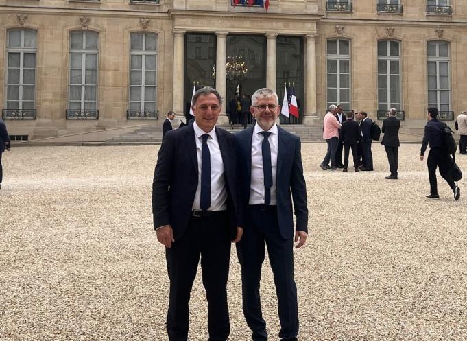 Michael Toplis, le président de l'Université de Toulouse (à gauche) lors de sa visite au Palais de l'Elysée, mardi 21 mai 2024. (Photo : Université de Toulouse)