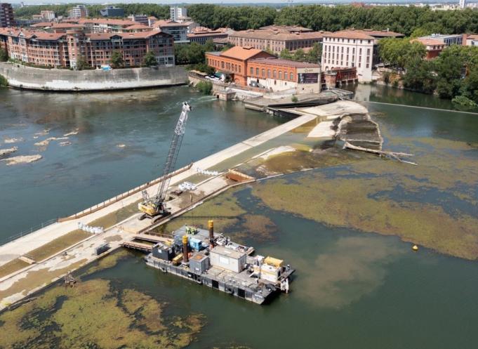 Si le chantier du Bazacle intrigue et attire l’attention des Toulousains, son accès est strictement réglementé pour garantir la sécurité. Les zones de travaux, ainsi que la chaussée elle-même, sont interdites au public sous peine de poursuites, qu’il s’agisse de la navigation, de la pêche ou de la baignade. (Photo : EDF - Maxime-Arnaudet)