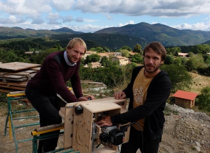  Photo : Ilias Zinsstag et Pierre Giusti, autour de leur robot Oakbot.