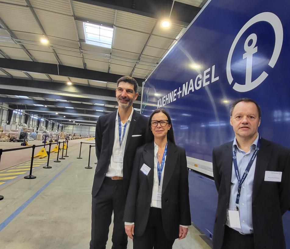 Mardi 19 novembre 2024, Kuehne+Nagel a inauguré sa plus grande agence route de France à Saint-Jory (Haute-Garonne). De gauche à droite : David Delpal (directeur régional des opérations), Maud Lanciau (directrice régionale des ventes) et Pierre Ricordeau (directeur du site de Saint-Jory). (Photo : Anthony Assémat - Entreprises Occitanie)